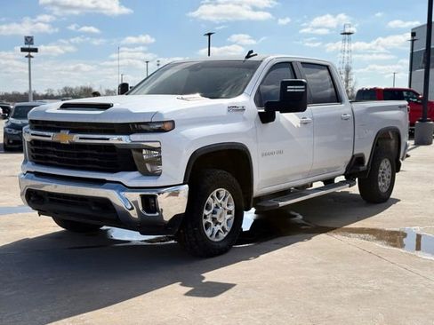 Used 2024 Chevrolet Silverado 2500 LT image 3