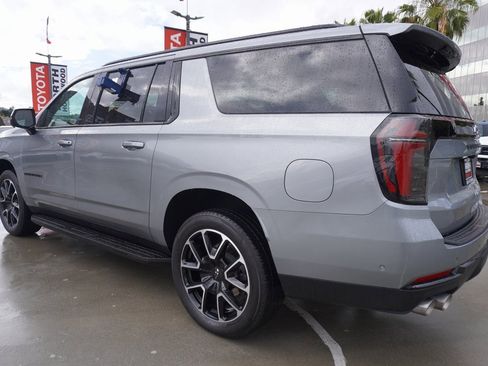 Used 2025 Chevrolet Suburban RST image 5