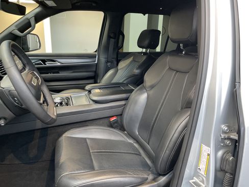 Used 2023 Jeep Wagoneer Series III w/ Convenience Group I AWD/4WD image 18