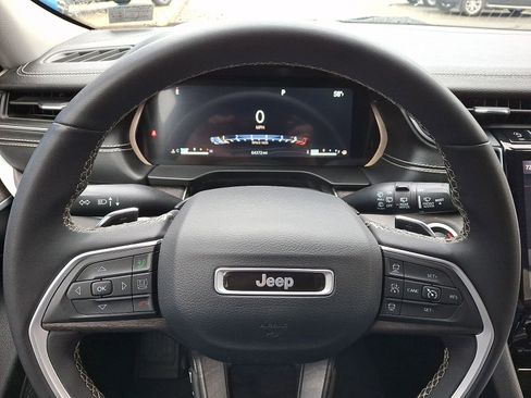 Used 2023 Jeep Grand Cherokee Limited image 20