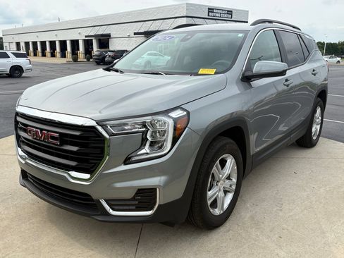 Used 2024 GMC Terrain SLE w/ Driver Convenience Package FWD image 3