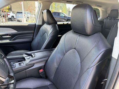Used 2024 Toyota Grand Highlander AWD image 23