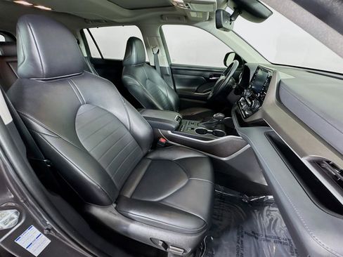 Used 2022 Toyota Highlander XLE image 29