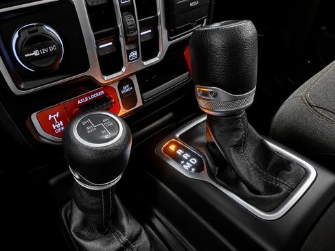 Used 2024 Jeep Wrangler Unlimited AWD/4WD image 21