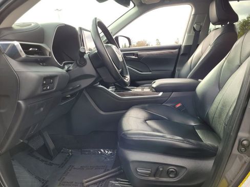 Used 2023 Toyota Highlander Limited image 5
