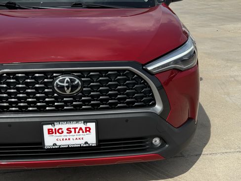 Used 2023 Toyota Corolla Cross XLE w/ Convenience Package AWD/4WD image 5