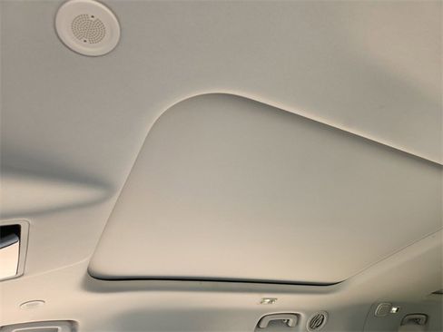 Used 2025 Land Rover Defender 130 X-Dynamic SE image 18