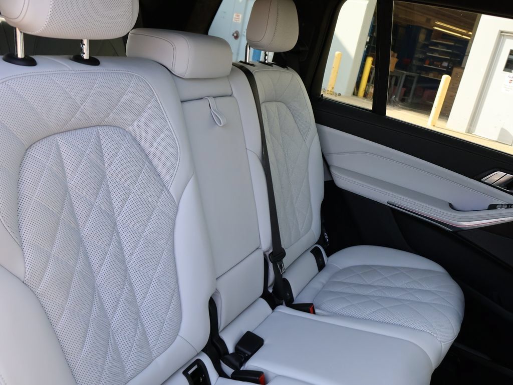Used 2024 BMW X7 xDrive40i w/ Premium Package AWD/4WD image 14