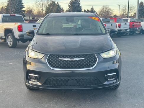 Used 2023 Chrysler Pacifica Touring-L image 2