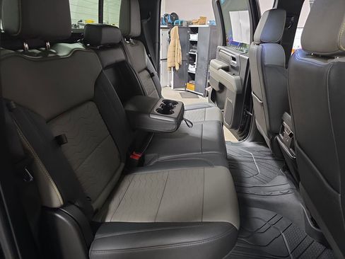 Used 2025 Chevrolet Silverado 2500 ZR2 w/ Technology Package image 11