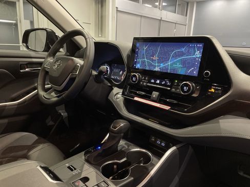 Used 2025 Toyota Highlander XLE image 32