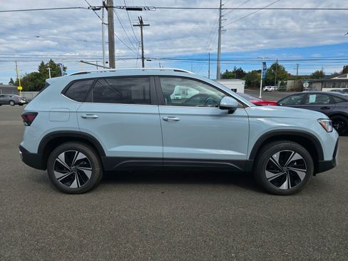 New 2025 Volkswagen Taos SE image 3