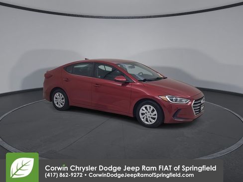 Used 2017 Hyundai Elantra SE FWD image 2