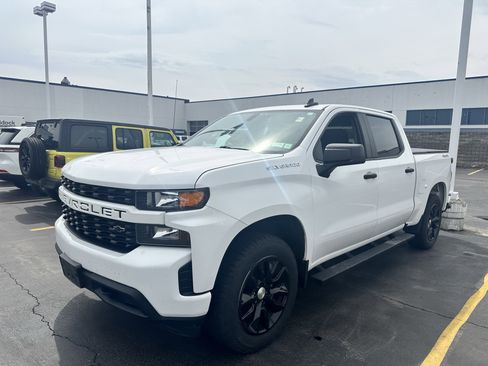 Used 2020 Chevrolet Silverado 1500 Custom w/ Custom Value Package image 3