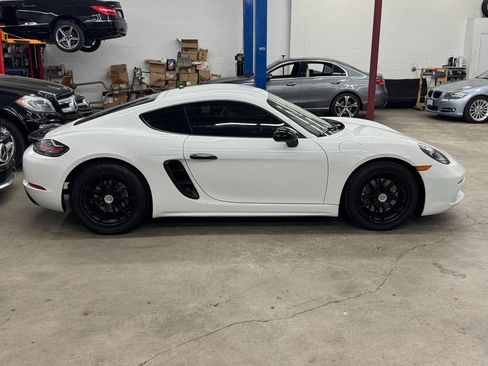 Used 2018 Porsche 718 Cayman RWD image 8