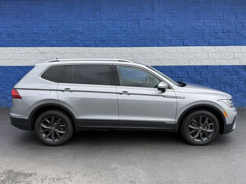 Used 2024 Volkswagen Tiguan SE image 2
