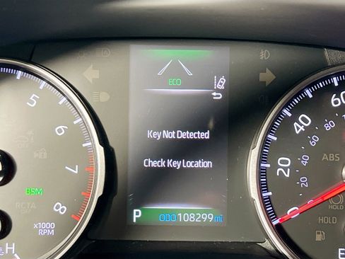Used 2020 Toyota RAV4 XLE w/ Convenience Package FWD image 19