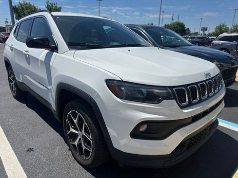 Used 2024 Jeep Compass Latitude AWD/4WD image 3