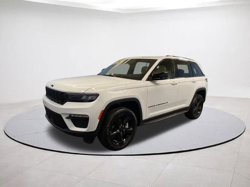 Certified 2025 Jeep Grand Cherokee Limited w/ Black Appearance Package AWD/4WD image 3
