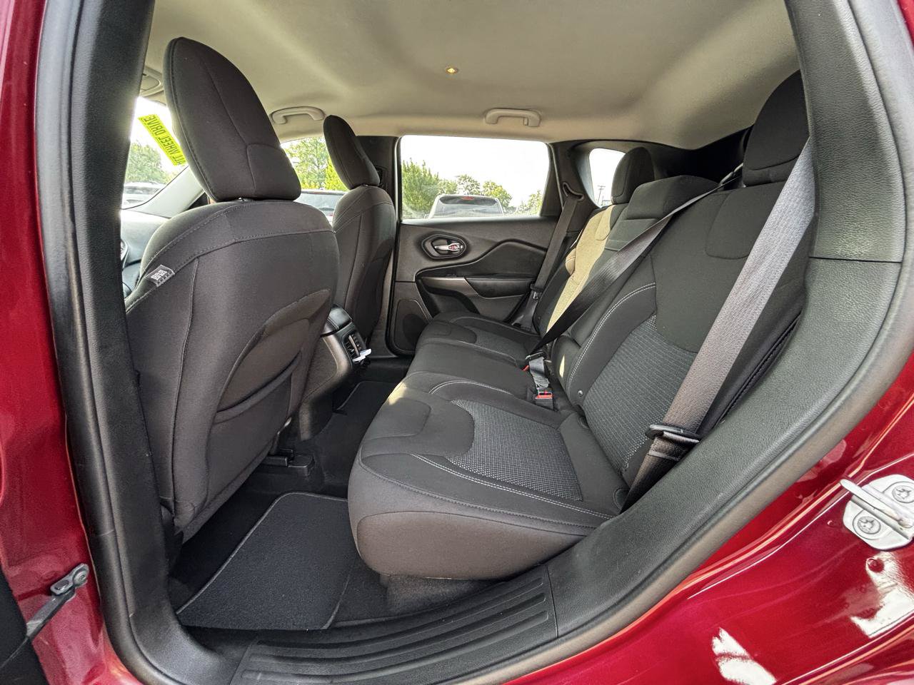 Used 2019 Jeep Cherokee Latitude w/ Popular Appearance Group AWD/4WD image 14