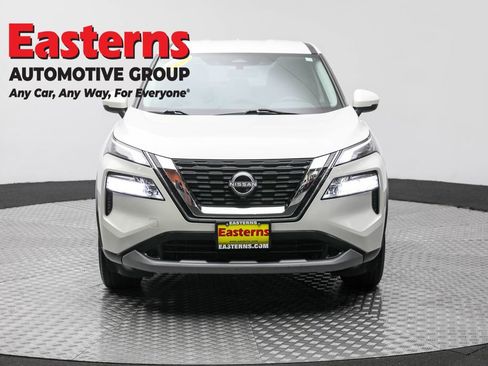 Used 2022 Nissan Rogue SV image 2