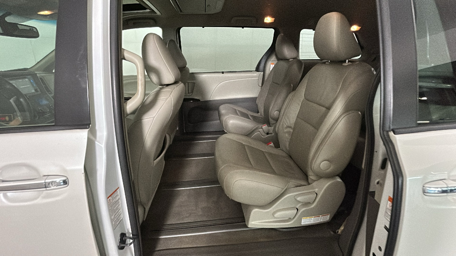 Used 2015 Toyota Sienna XLE Premium AWD/4WD image 32