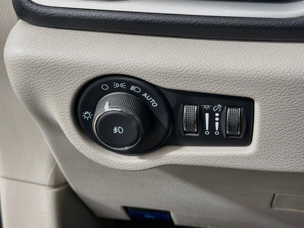Used 2024 Chrysler Pacifica Touring-L FWD image 12