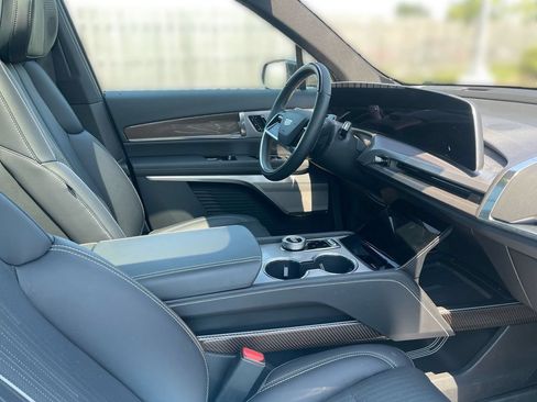 Certified 2026 Cadillac Vistiq Sport w/ LPO, Floor Liner Package AWD/4WD image 31
