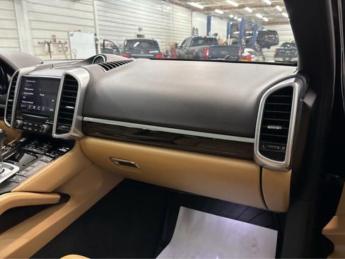 Used 2017 Porsche Cayenne Platinum Edition AWD/4WD image 29