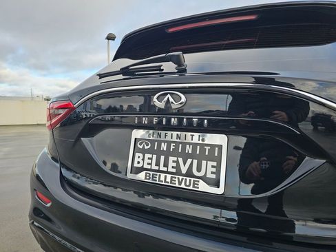 Used 2018 INFINITI QX30 w/ Cargo Package image 23