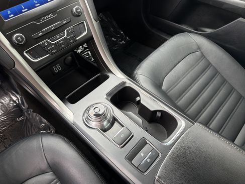 Used 2020 Ford Fusion SE image 28
