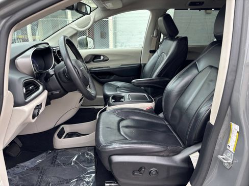 Used 2022 Chrysler Pacifica Touring-L FWD image 29