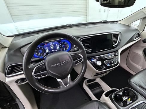 Certified 2022 Chrysler Pacifica Touring-L FWD image 13