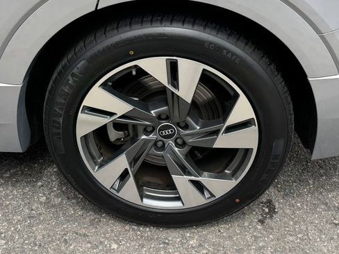Used 2022 Audi e-tron Premium w/ Convenience Plus Package AWD/4WD image 12