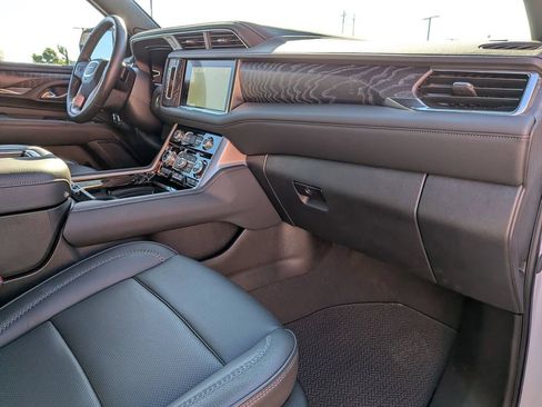 Used 2024 GMC Yukon Denali w/ Advanced Technology Package AWD/4WD image 30