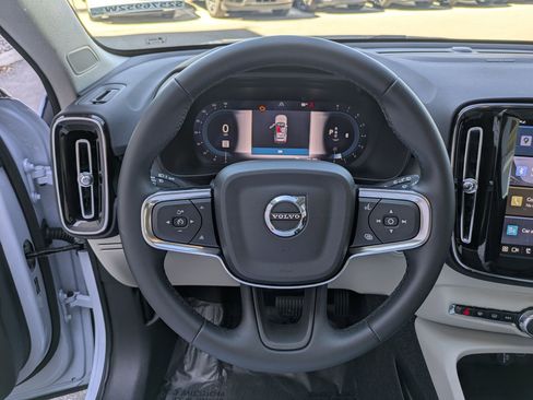 Used 2025 Volvo XC40 B5 Ultra image 17