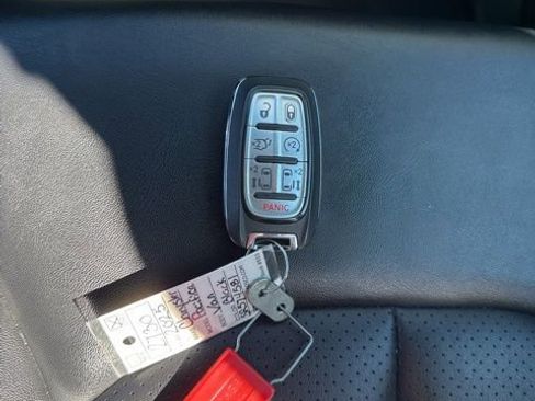Used 2025 Chrysler Pacifica Select image 42