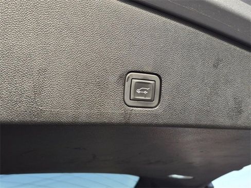 Used 2025 Cadillac XT6 Premium Luxury image 10