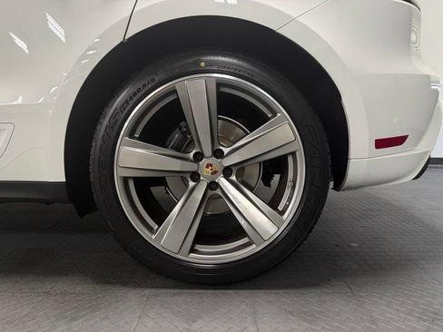 Used 2024 Porsche Macan AWD/4WD image 7