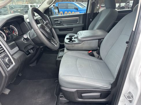 Used 2020 RAM 1500 Classic SLT image 9