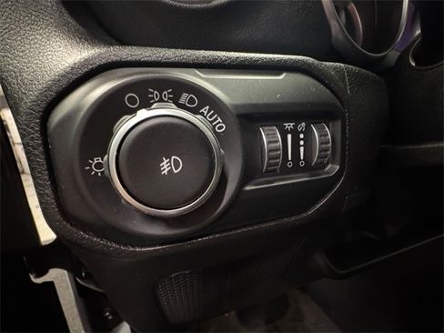 Used 2018 Jeep Wrangler Unlimited Sahara image 22