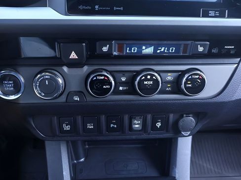 Certified 2016 Toyota Tacoma TRD Sport w/ Premium & Technology Package AWD/4WD image 24
