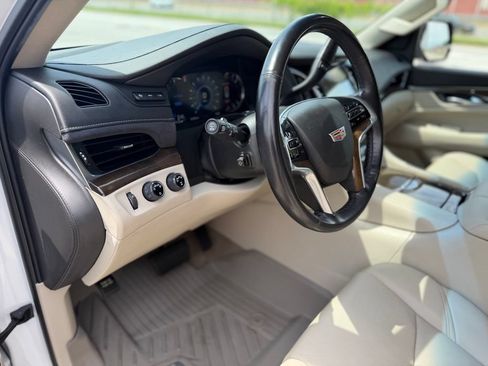 Used 2019 Cadillac Escalade Luxury AWD/4WD image 16