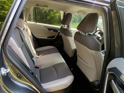 Used 2021 Toyota RAV4 XLE AWD/4WD image 32