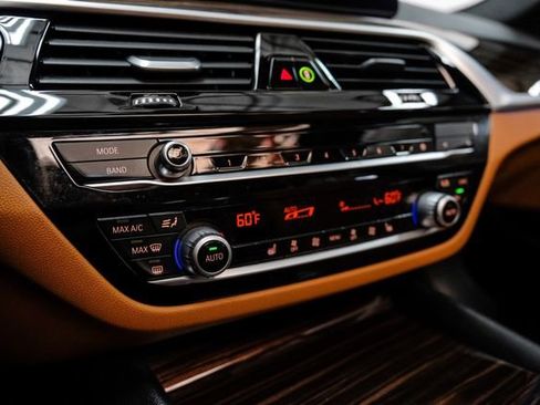 Used 2022 BMW 530e w/ Premium Package image 23