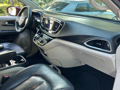 Certified 2020 Chrysler Pacifica Touring-L image 28