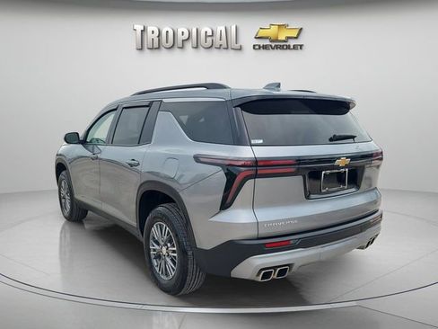 Used 2025 Chevrolet Traverse LT FWD image 2