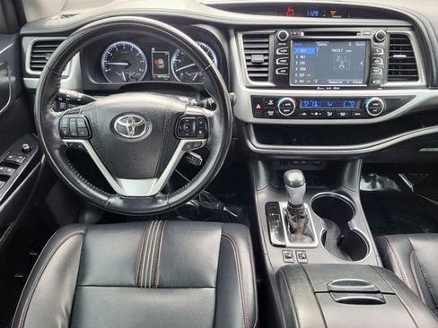 Used 2019 Toyota Highlander SE image 16