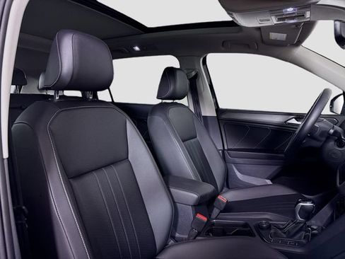 Certified 2023 Volkswagen Tiguan SE w/ Panoramic Sunroof Package AWD/4WD image 32