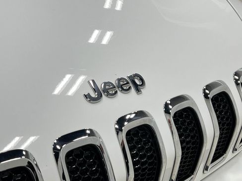 Used 2018 Jeep Cherokee Latitude Plus w/ Comfort/Convenience Group FWD image 38